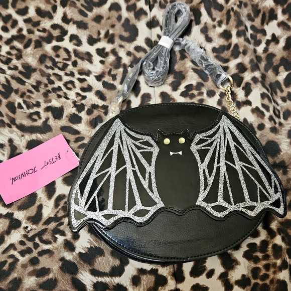 NWT Betsey Johnson ๐ฆ Bat Kitsch Crossbody Bag Halloween Goth - Picture 2 of 7